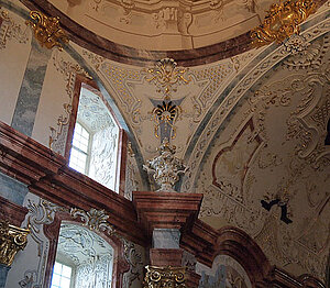 Bibliothek, Detail mit Schmuckvase über Säule; Stuckarbeiten, Plastik und Marmorierungen stammen von Johann Michael Flor