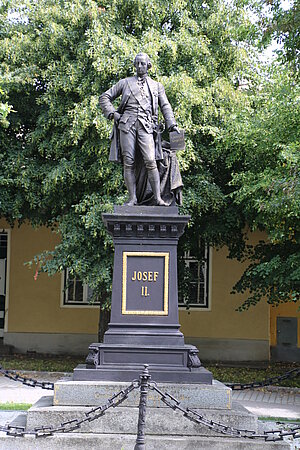 Drösing, Denkmal für Kaiser Joseph II., 1890, hergestellt von der Firma Blansko in Mähren