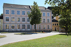 Groß-Siegharts, Zubau der Volksschule (Erdgeschoss Turnsaal, 1. und 2. OG. Klassenräume)