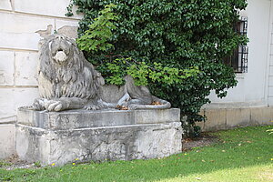 Günselsdorf, Löwentor, 1812, ehem. Haupteingang in das Schloss Schönau