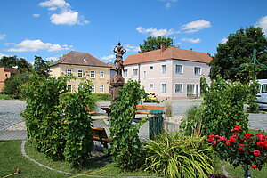 Haugsdorf, Hauptplatz, Brunnen mit Nymphe, 2. Hälfte 19. Jh.