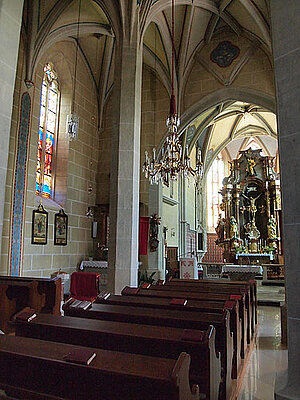 Einblick in das Langhaus und in den Chor