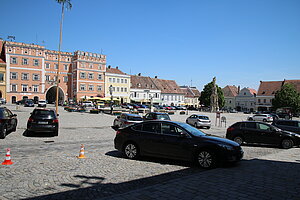 Retz, Hauptplatz, Häuserreihe im Norden des Platzes