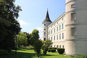 Wolfpassing, Schloss Wolfpassing, heute Bundesanstalt für Milchwirtschaft, um 1690-1700 Umbau zu Anlage mit Arkadenhof