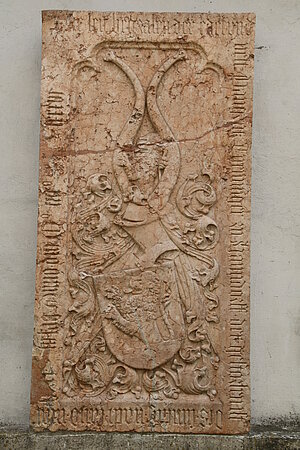 Hürm, Wirtschaftstrakt des Pfarrhofes, Wappengrabstein Cecila Schirmer, 1510
