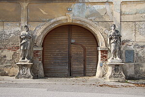Perschling, ehem. Poststation, Skulpturen vom zerstörten Schloss Goldburg in Murstetten