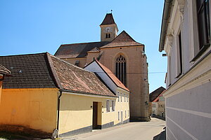 Pulkau, Kirchengasse mit Filialkirche hl. Blut