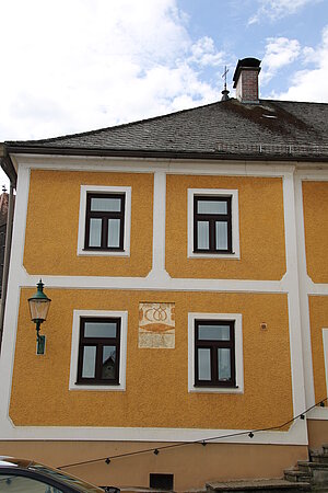 Steinakirchen am Forst, Marktplatz Nr. 15: im Kern spätmittelalterlich, Sgraffitodekor mit Bäckerzeichen, 1684