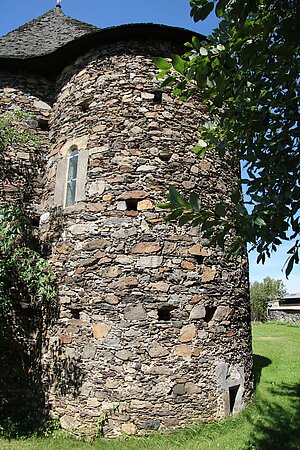Großgöttfritz, Karner neben der Pfarrkirche, am Grufteingang bezeichnet "AEIOU 1483"