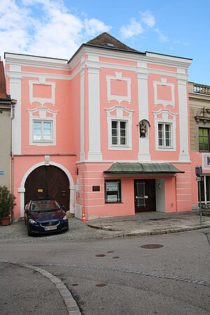 Mautern an der Donau, Rathausplatz Nr. 4: ehemaliges Wirtshaus, bezeichnet 1536, Fassade um 1740
