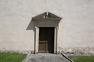 Absdorf, Kapelle Hl. Helena, Portal 17. Jh.