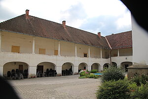 Bromberg, Pfarrhof, Blick in den Innenhof mit Arkadengängen, 1665