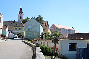 Japons, Blick vom Hauptplatz auf den Kirchenberg