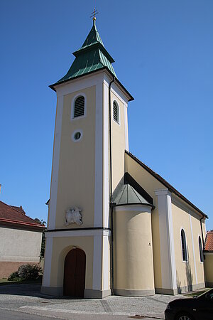 Götzendorf an der Leitha, Filialkirche hll. Vitus und Rosalia, mittelalterlicher barockisierter Bau