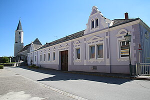 Langau, späthistoristische Fassade von 1919