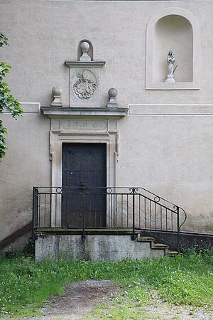 Primmersdorf, Schüttkasten, Portal bezeichnet 1706, Wappen Propst Maximilian Herb des Stiftes Herzogenburg