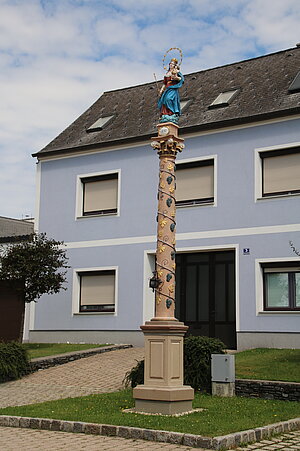 Wiesmath, Hauptplatz, Mariensäule, 1732