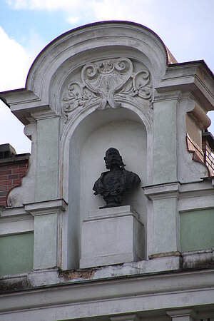 Allentsteig, Hauptplatz Nr. 24: späthistoristische Fassade, im Dachgiebel Büste Kaiser Franz Joseph I.