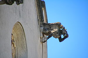 Jedenspeigen, Pfarrkirche hl. Martin, im Kern mittelalterlicher Bau, Umgestaltung durch Wiener Dombaumeister Friedrich von Schmidt, 1880-1886, neugotischer Wasserspeier