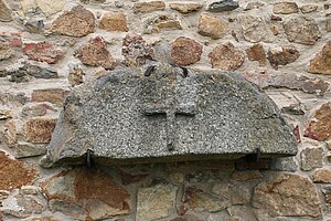 Kleinzwettl, Filialkirche hl. Jakobus der Ältere, Tympanonstein mit Kreuz vom romanischen Portal
