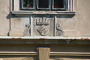 Langschlag, Schloss, späthistoristisch umgebaute ältere Anlage, Wappen Joachim Windhag, 1675