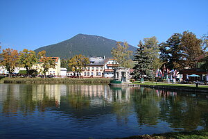 Puchberg am Schneeberg, Blick über den Teich im Kurpark