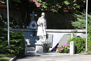 Raabs an der Thaya, Kriegerdenkmal bei der Pfarrkirche