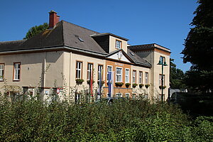 Sollenau, Hauptplatz Nr. 1, Rathaus, ehem. Herrenhaus der Spinnereifabrik, 2. Viertel 19. JH.