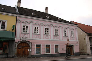 Stockerau, Hauptstraße Nr. 22: Scherer-Haus, über Portal Wappenkartusche der Herren von Kornritter