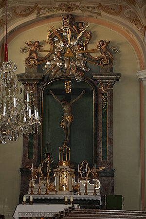 Theresienfeld, Pfarrkirche hl. Kreuz, ab 1767 von Josef Gerl errichtet, Hochaltar von 1772