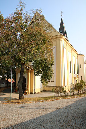 Auersthal, Pfarrkirche hl. Nikolaus, ehem. Ostturmkirche mit gotischem Chor, Langhaus 1735-1741 errichtet
