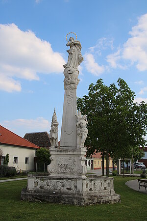 Stetteldorf am Wagram, Mariensäule auf dem Kirchenplatz, 1756 errichtet