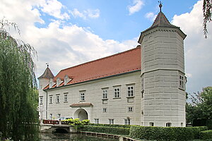 Schloss Pottenbrunn, bestehend aus im Kern mittelalterlicher Burg mit Bergfried ("Altes Schloss") und Wohnschloss, Mitte 16. Jh.