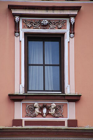 Blindenmarkt, Pfarrkirche hl. Anna, Hauptstraße Nr. 15: Fenster im 1. Stock