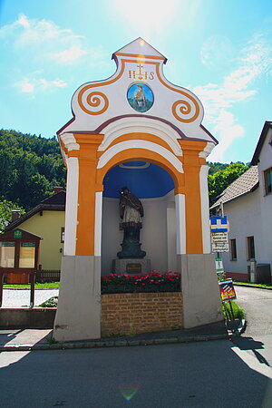 Edlitz, Kapelle in der Ortsmitte mit Statue des hl. Johannes Nepomuk, 1748