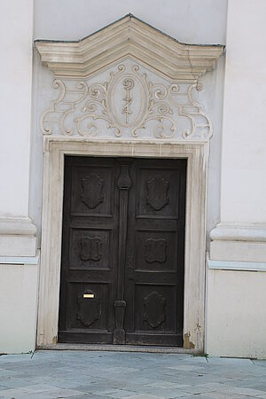 Zistersdorf, Pfarrkirche Kreuzerhöhung, Kirchenportal