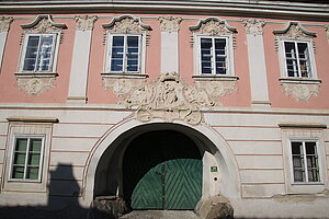 Langenlois, Walterstraße Nr. 20: Fassade 2. Hälfte 18. Jahrhunderts mit reichem Stuckdekor