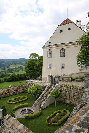 Kuratenhaus (Pfarrhof) an der Westseite der Kirche, 1708 errichtet, 1716 aufgestockt