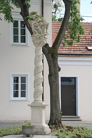 Kirchberg am Wagram, Kirchplatz, Pietà-Säule, Ende 17. - Anfang 18. Jh.