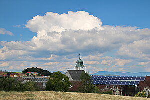 Blick auf Neustadtl an der Donau, eine auf einem Hochplateau planmäßig angelegten Rodungskirchsiedlung