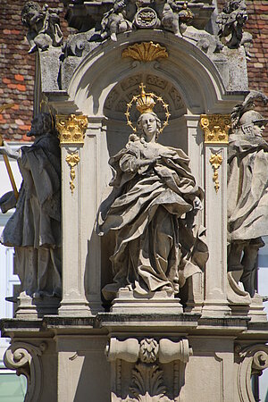 Retz, Hauptplatz, Dreifaltigkeitssäule, 1774, Modell von Jakob Barth, Statuen Philipp Sturm