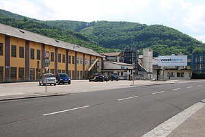 Traisen, Mariazeller Straße 75, Industrieanlage am westlichen Ufer der Traisen, Front des Straßentraktes, vermutl. Ende 19. Jh.