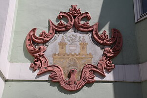 Ybbs an der Donau, Kirchengasse Nr. 6: Barockkartusche mit Ybbser Stadtwappen
