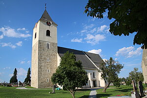 Zellerndorf, Pfarrkirche Hll. Philipp und Jakob, gotischer Bau mit dominierendem West-Turm, gotischer Staffelchor