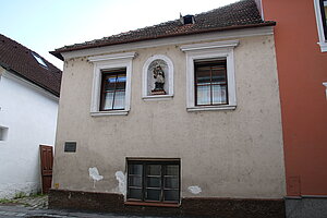 Mautern an der Donau, St. Pöltner Straße Nr 20: Kapellmacherhaus, in der Fassadennische Statue Hl. Johannes Nepomuk