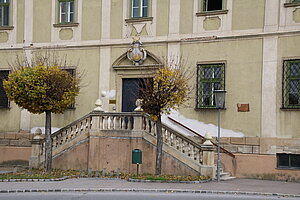 Mistelbach, Marienplatz Nr. 1: Pfarrhof, ehem. Propstei der Barnabiten, 1687-1700, Freitreppe mit Balustrade