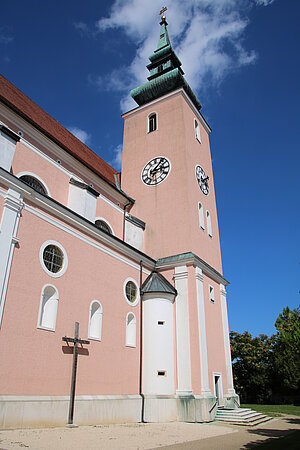 Poysdorf, Pfarrkirche hl. Johannes der Täufer, 1629-35 neu errichtet, Turm 1864 neu erbaut