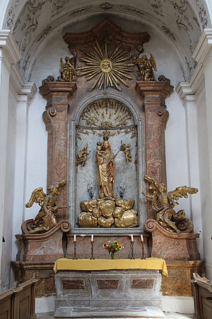 St. Andrä an der Traisen, ehem. Stiftskirche hl. Andreas, Seitenaltar mit Marienstatue, um 1360