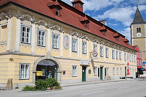 Strengberg, Gemeindeamt Nr. 10: ehem. Posthof, barocker Bau mit repräsentativer Fassade, 1689 errichtet