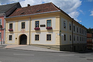 Aspang, Hauptplatz Nr. 13, Bürgerhaus aus dem 18. Jh.